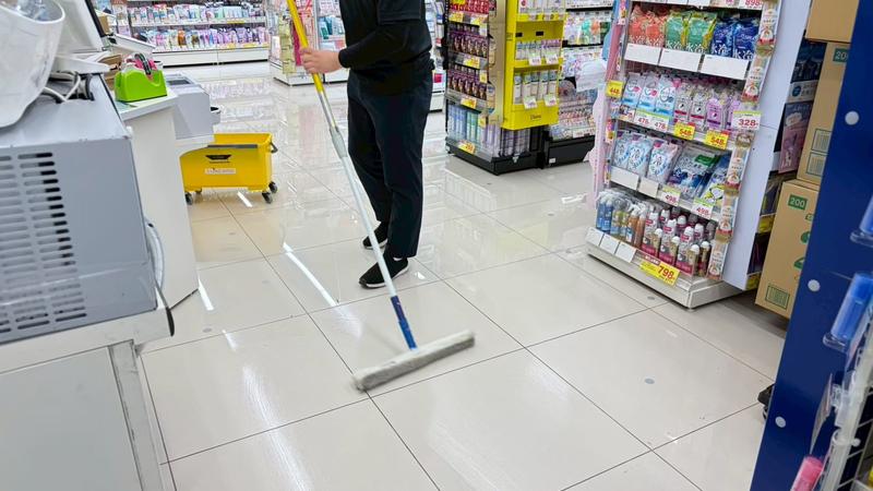 店内 滑り止め施工 ドラッグストア