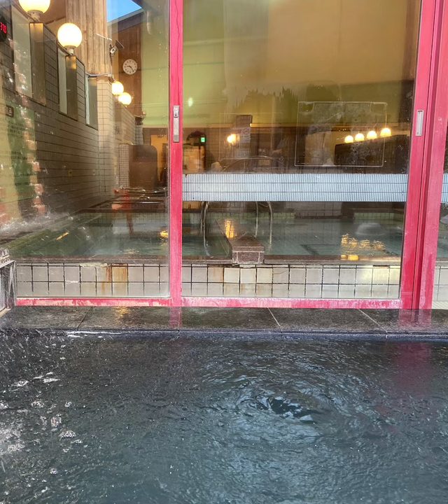 ガラス水垢除去・酸焼け修復施工後 温浴施設