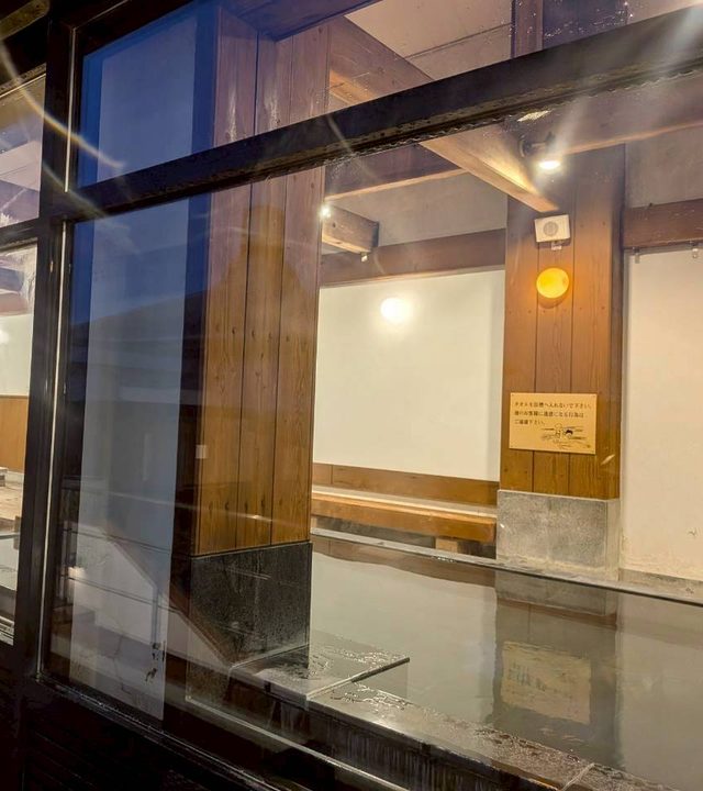 ガラス水垢除去施工後 温浴施設