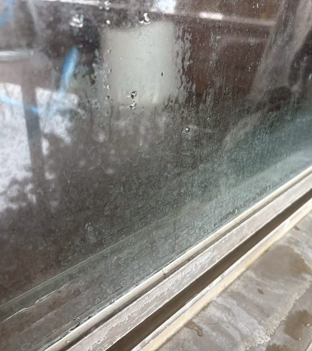 ガラス水垢除去施工前 温浴施設