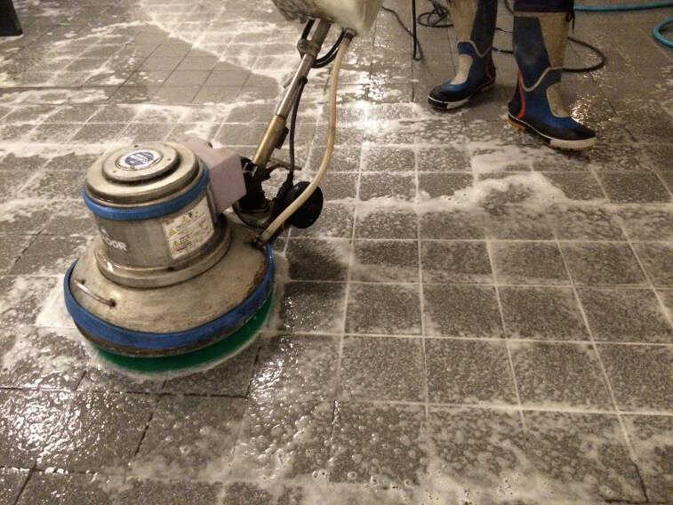 浴場の防滑効果がすぐに消える原因とは？洗剤・メンテナンスのミスマッチを解説