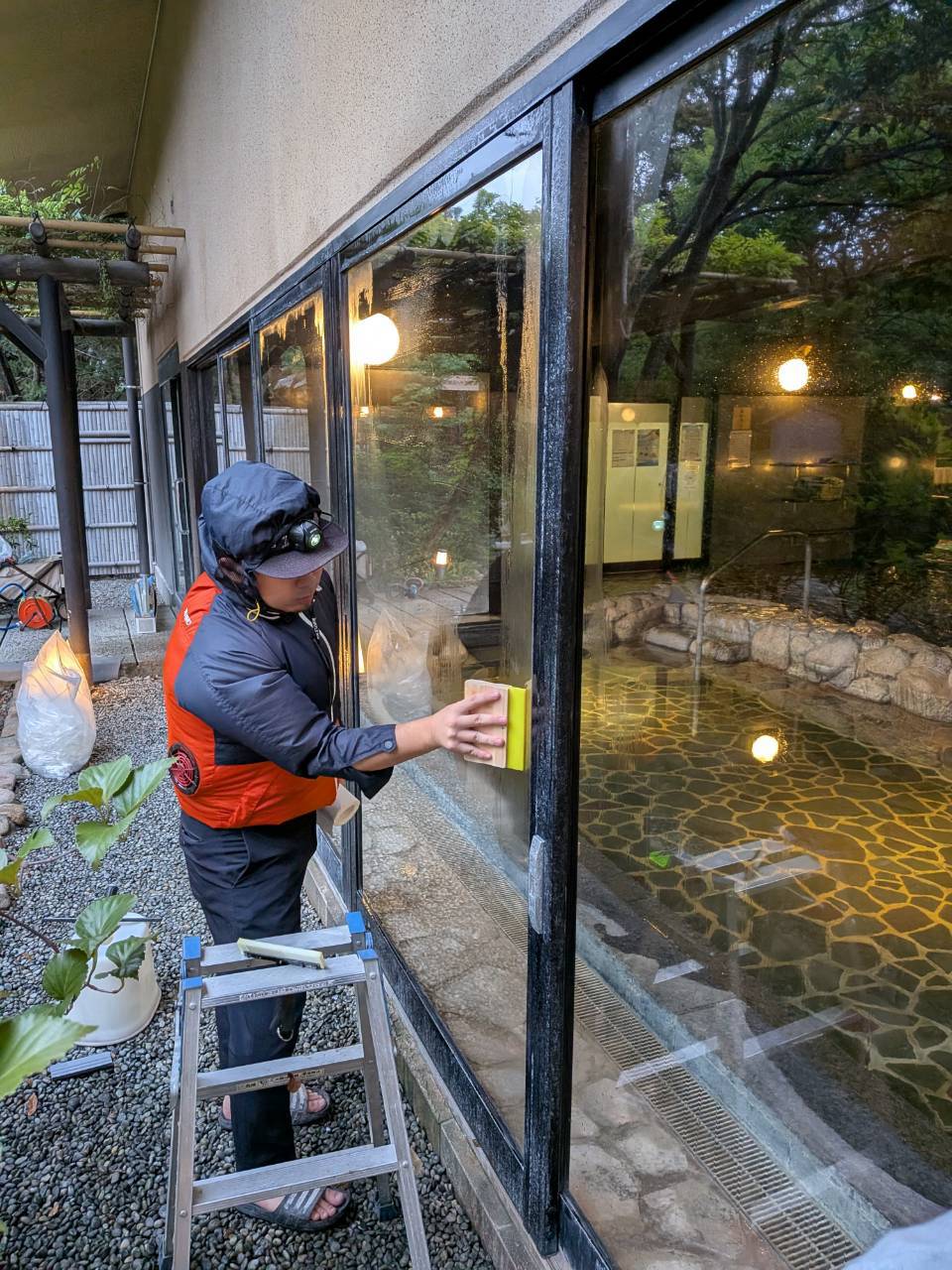 研磨後のガラスに保護フィルムを施工している様子