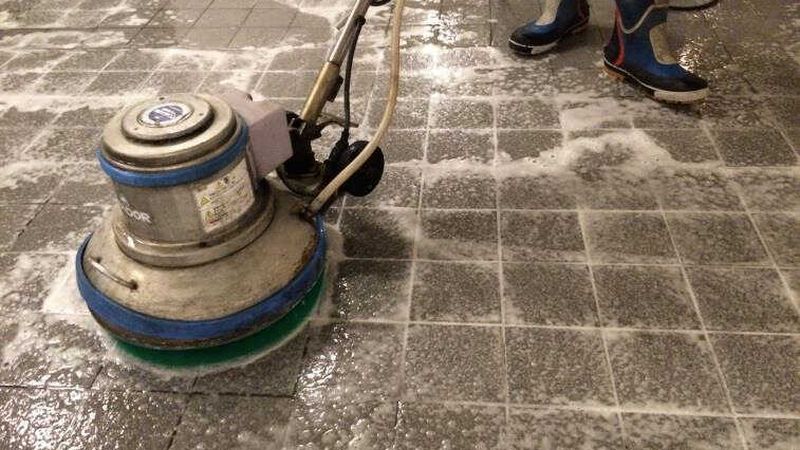 浴場の防滑効果がすぐに消える原因とは？洗剤・メンテナンスのミスマッチを解説