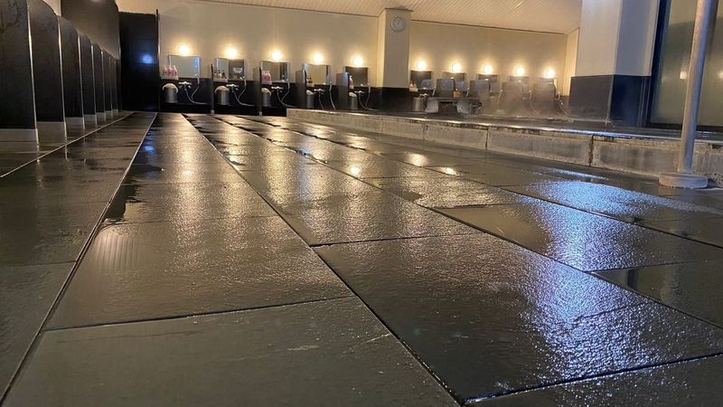 温浴施設の大浴場で滑り止め施工を実施しました