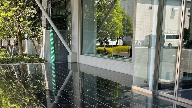 大企業の本社エントランスに滑り止め施工を実施しました